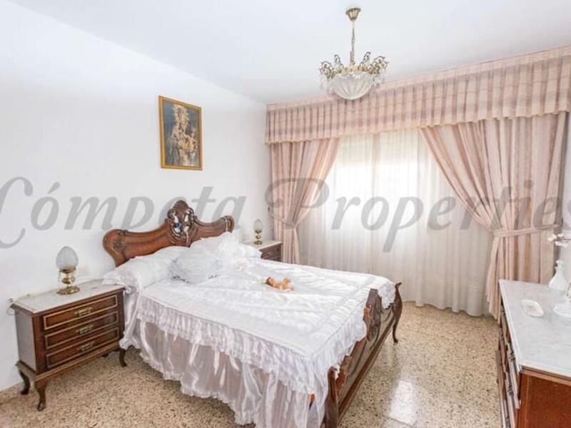 4 slaapkamer Gezinswoning Te koop