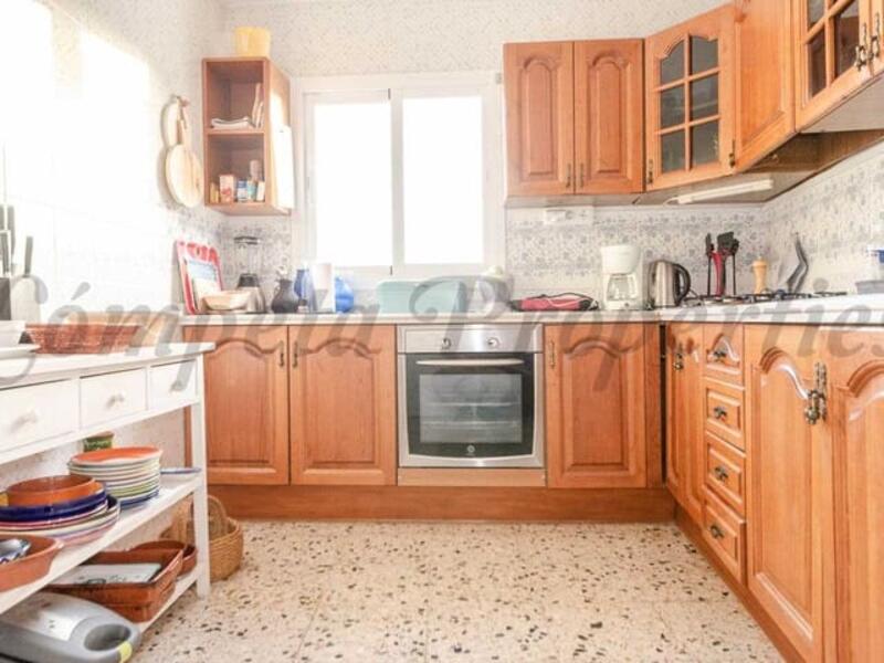 5 спальная комната городская тюрьма продается