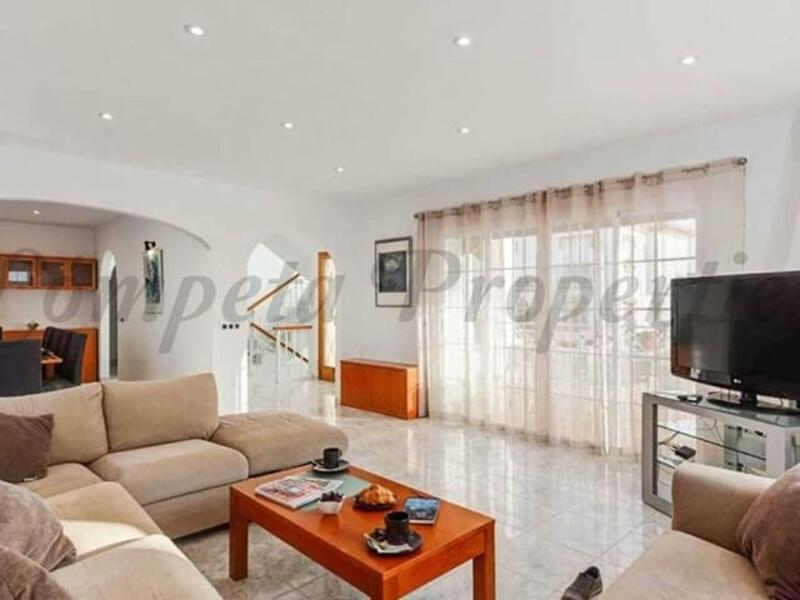6 bedroom Townhouse for sale
