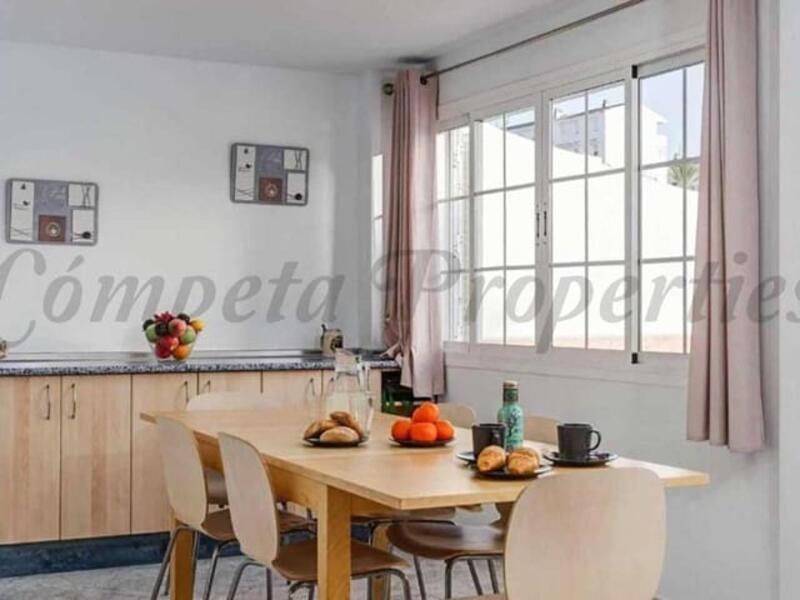 6 bedroom Townhouse for sale