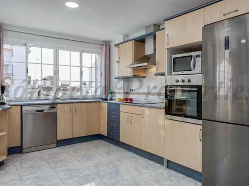 6 bedroom Townhouse for sale