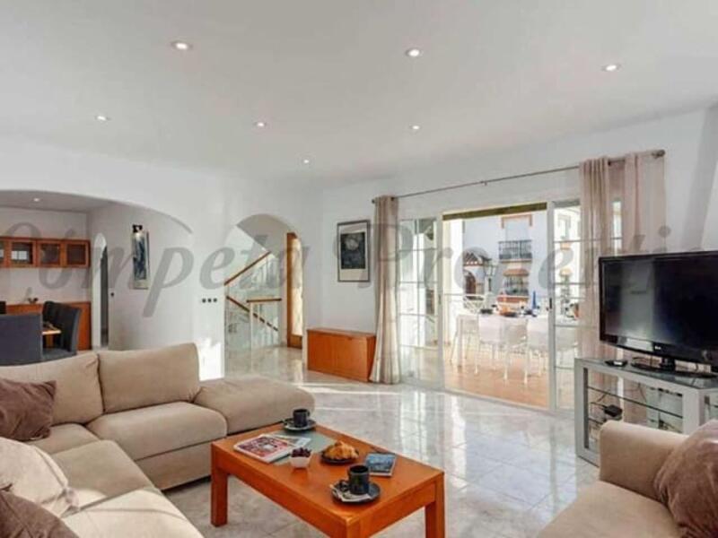 6 bedroom Townhouse for sale