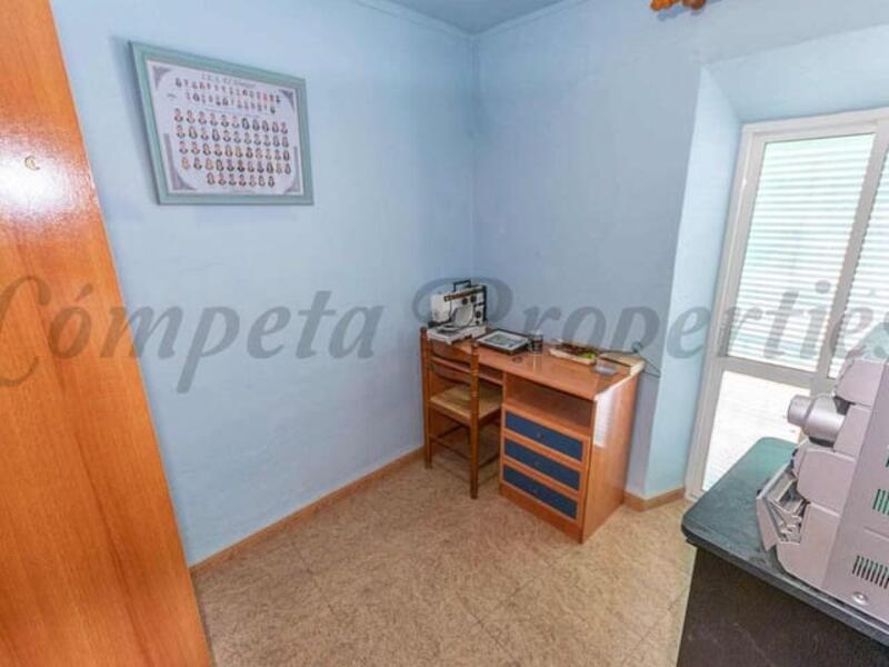 4 спальная комната городская тюрьма продается