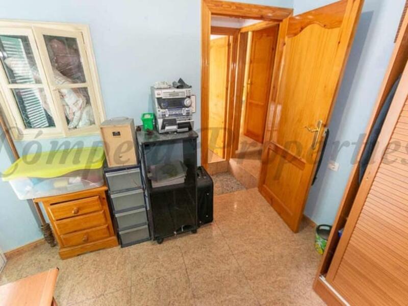 4 спальная комната городская тюрьма продается