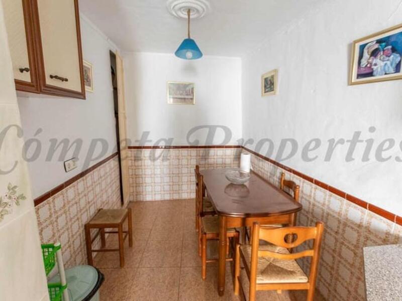 4 спальная комната городская тюрьма продается