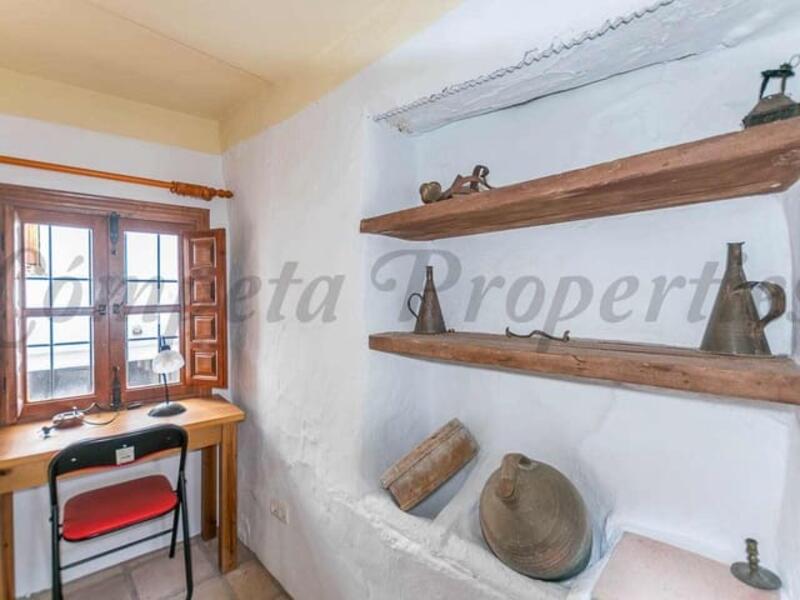 4 bedroom Townhouse for sale