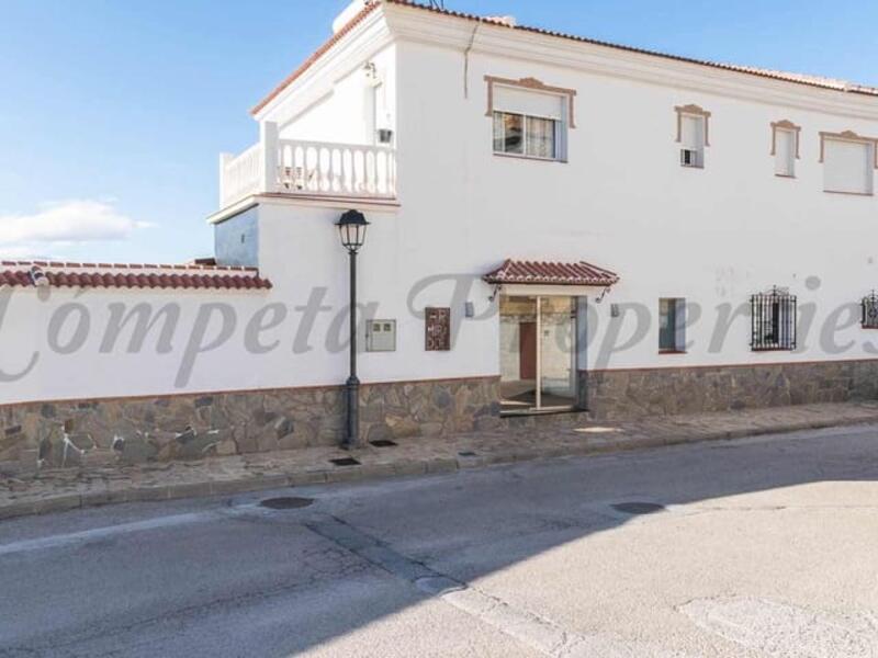 Commercial Property for Long Term Rent in Canillas de Albaida, Málaga