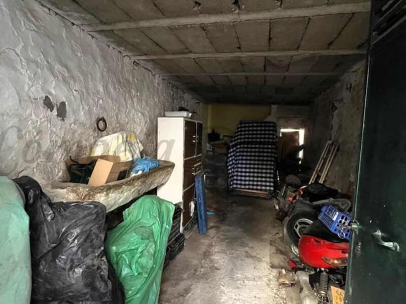 городская тюрьма продается