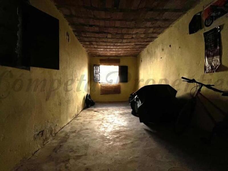 городская тюрьма продается