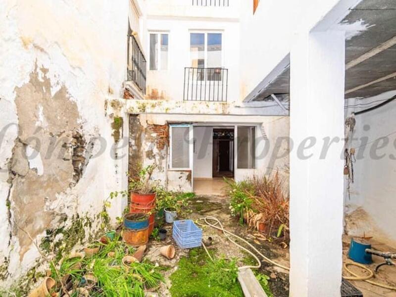 14 bedroom Townhouse for sale