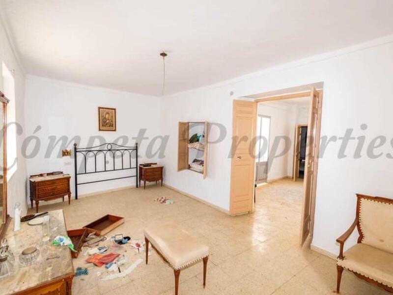 14 bedroom Townhouse for sale