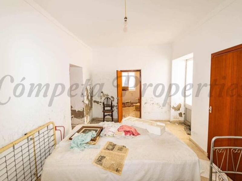 14 bedroom Townhouse for sale