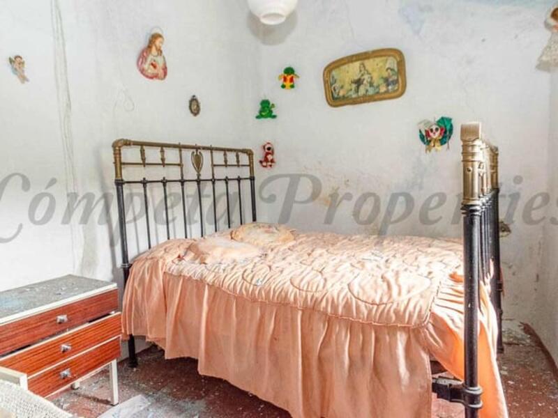 4 bedroom Townhouse for sale