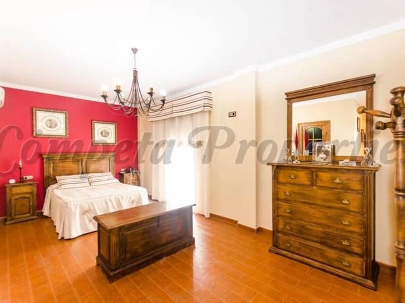 5 bedroom Country House for sale