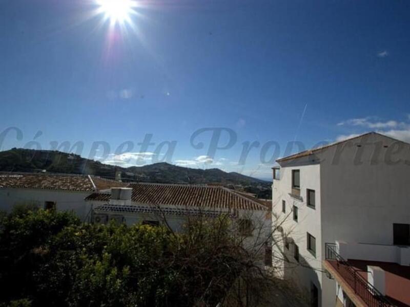 8 bedroom Townhouse for sale