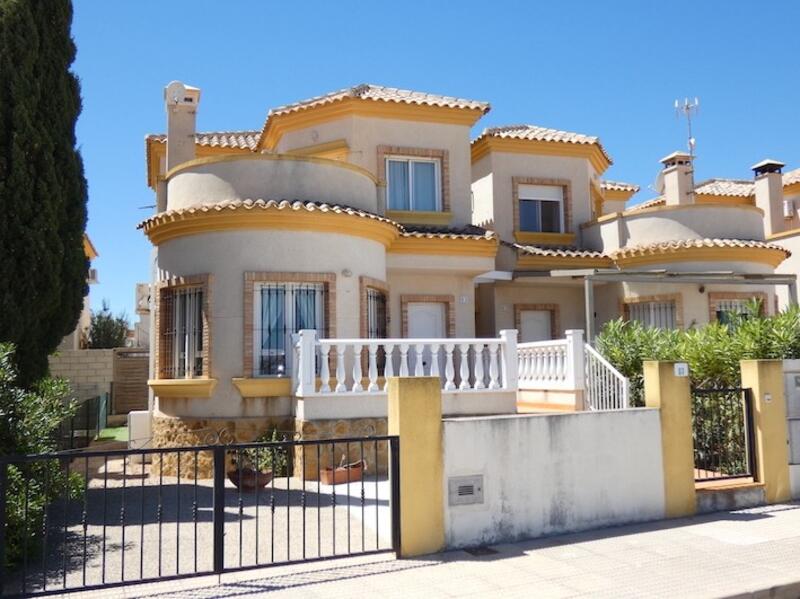 Villa til salgs i Los Montesinos, Alicante