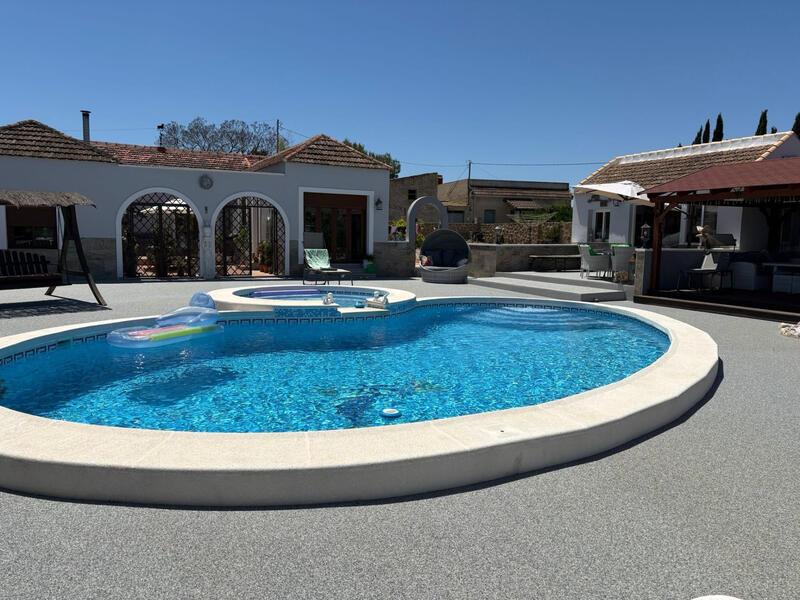 Villa til salg i Jacarilla, Alicante