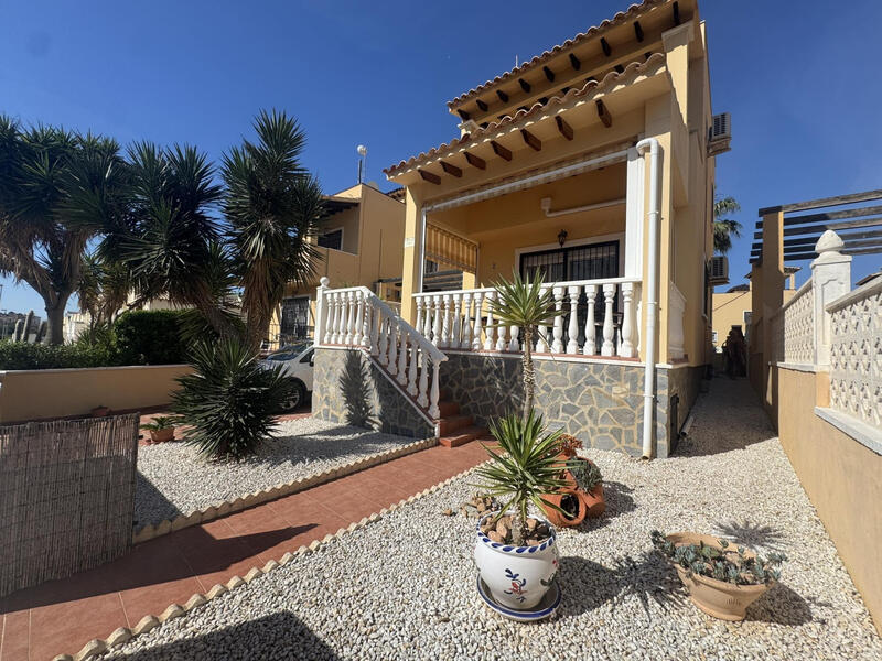Villa till salu i Villamartin, Alicante