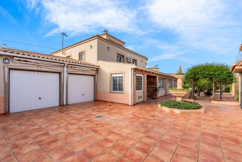 Villa til salgs i Torrevieja, Alicante
