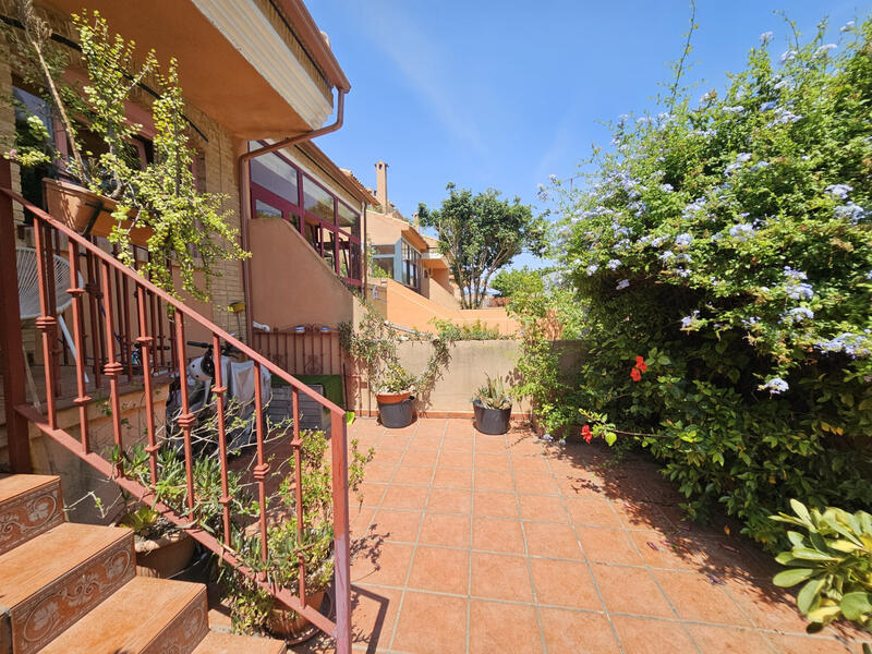 4 bedroom Townhouse for sale