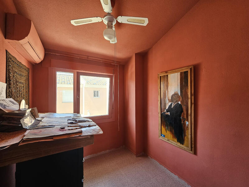 4 bedroom Townhouse for sale