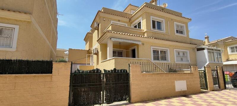 4 bedroom Townhouse for sale