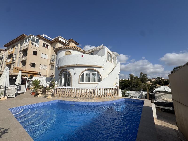 Villa till salu i La Zenia, Alicante