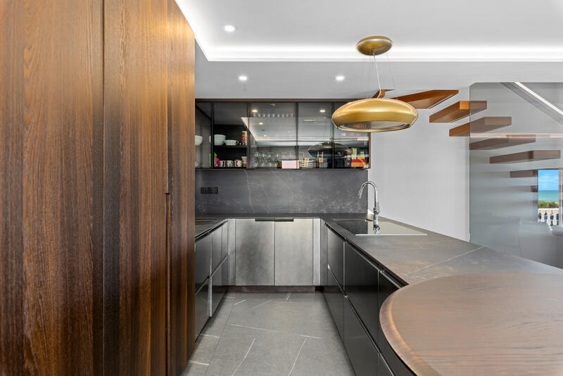 6 bedroom Townhouse for sale