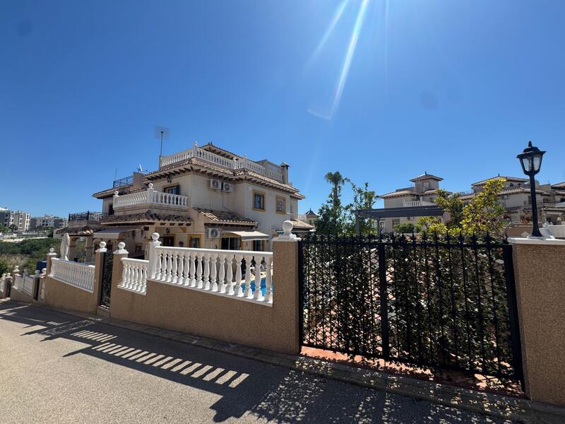 3 bedroom Townhouse for sale