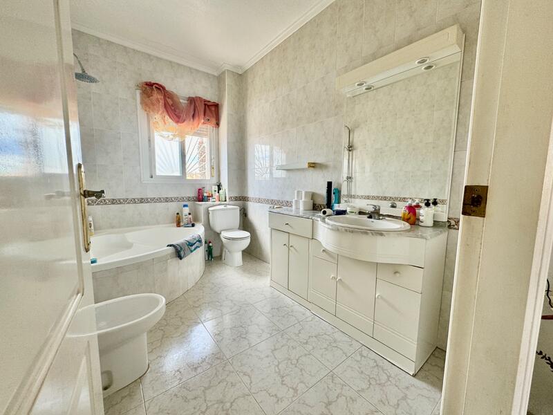 2 slaapkamer Gezinswoning Te koop
