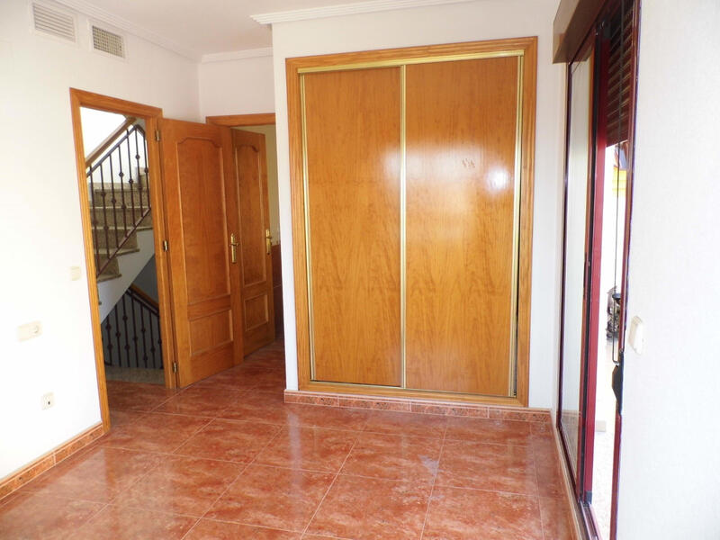 3 slaapkamer Gezinswoning Te koop