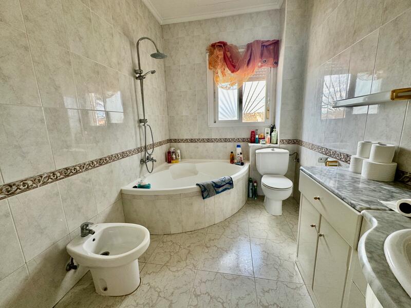2 slaapkamer Gezinswoning Te koop