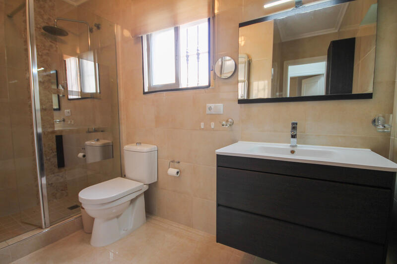 2 slaapkamer Gezinswoning Te koop