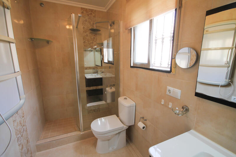 2 slaapkamer Gezinswoning Te koop