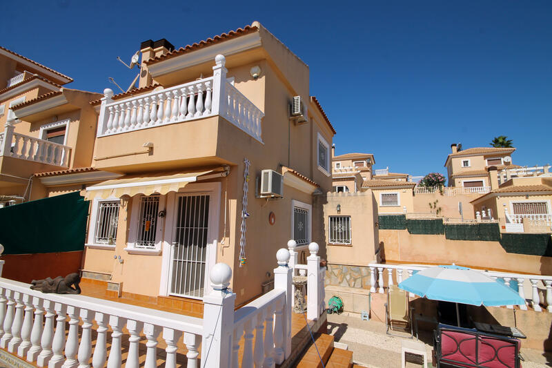 Villa Te koop in Villamartin, Alicante