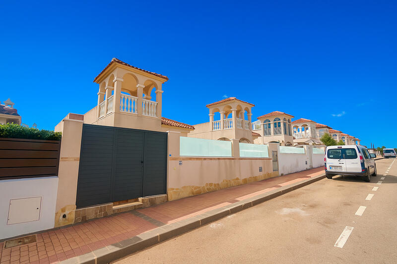 Villa til salgs i Algorfa, Alicante