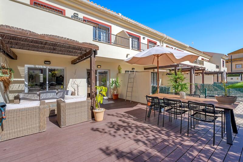 2 bedroom Townhouse for sale