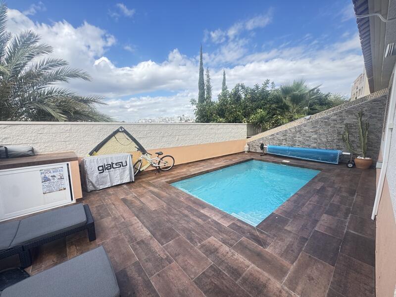 4 bedroom Townhouse for sale
