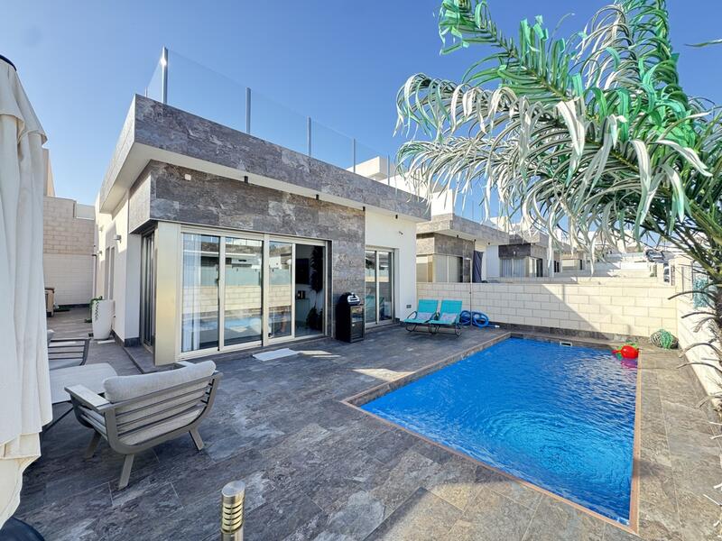 Villa till salu i Vistabella Golf, Alicante