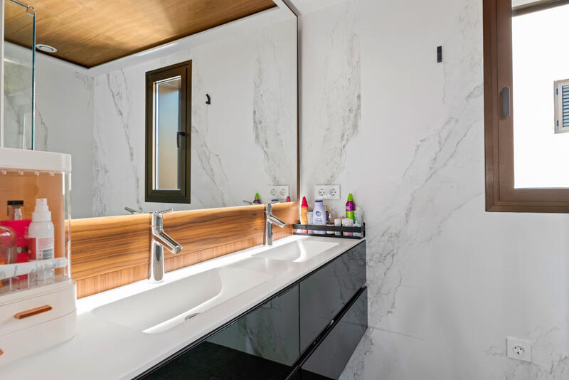 6 bedroom Townhouse for sale