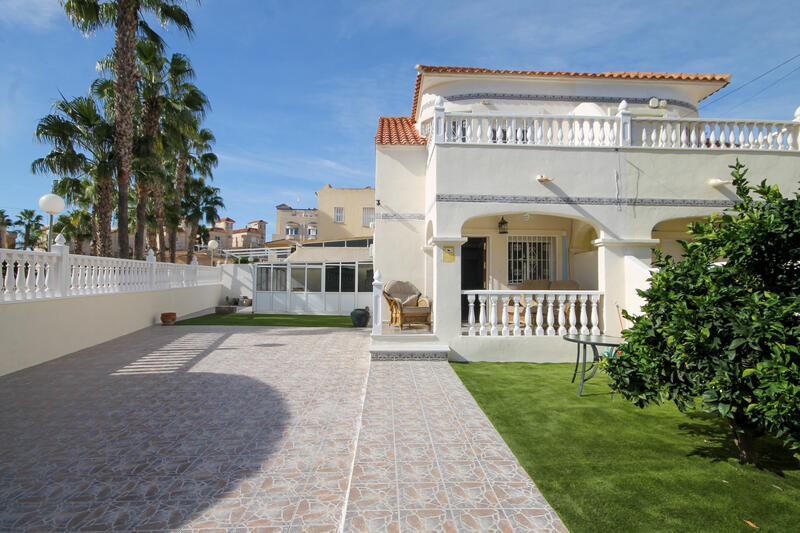 Villa en venta en Villamartin, Alicante Villa en venta en Villamartin, Alicante
