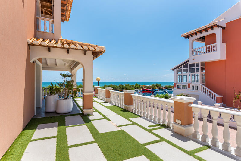 6 bedroom Townhouse for sale