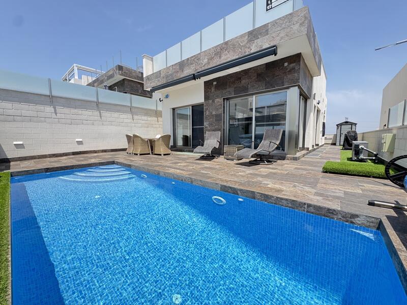 Villa til salg i Villamartin, Alicante