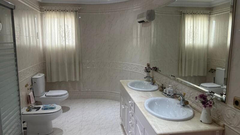 7 bedroom Villa for sale