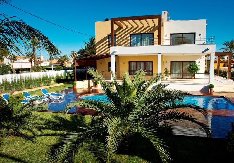 Villa for sale in Cabo Roig, Alicante