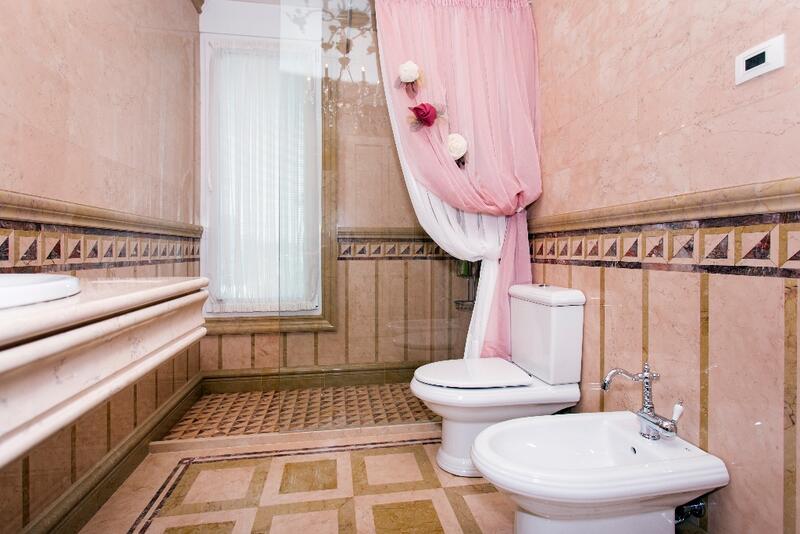 6 bedroom Villa for sale