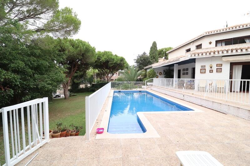 Villa for sale in Campoamor, Alicante
