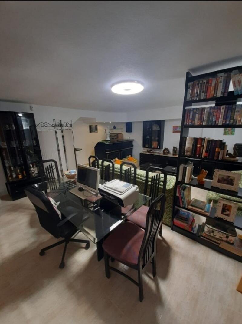 5 bedroom Townhouse for sale