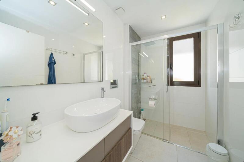 3 slaapkamer Gezinswoning Te koop 3 slaapkamer Gezinswoning Te koop