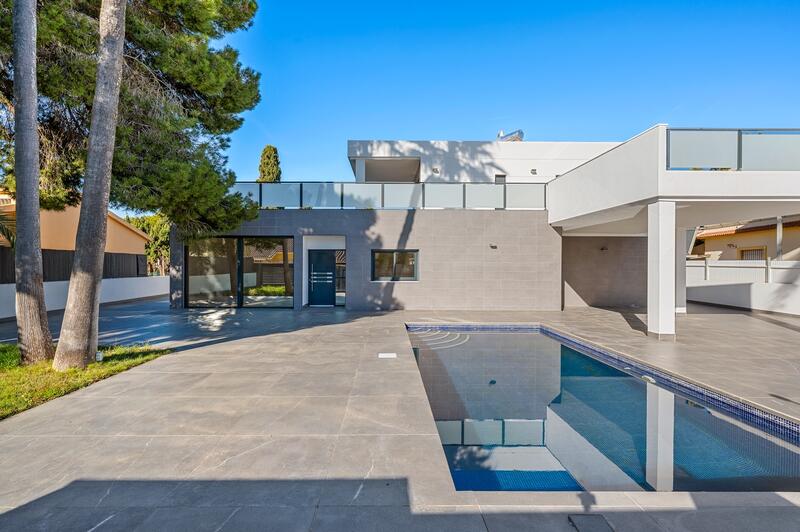 Villa en venta en Campoamor, Alicante